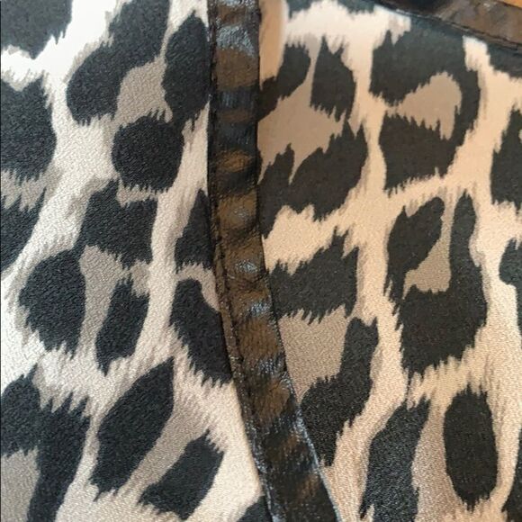 Small animal print sleeveless shirt. - Picture 6 of 7